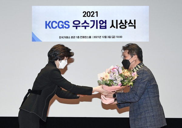 기아 경영전략실장 신동수 상무(오른쪽)가 한국기업지배구조원 심인숙 원장(왼쪽)으로부터 ESG 우수기업상을 수상하고 있는 모습
