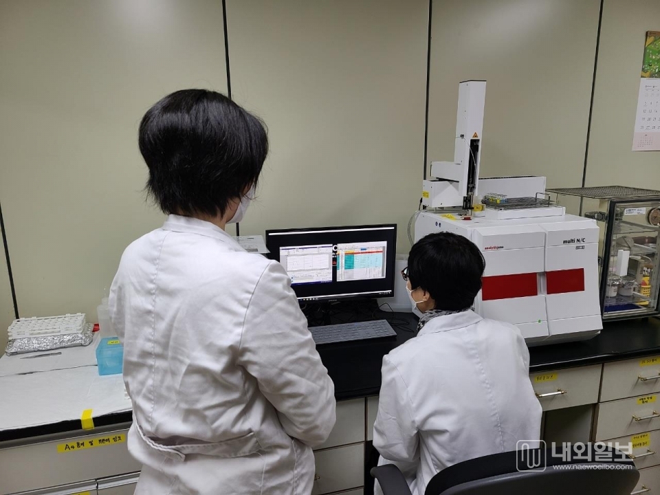 사진은 대전보건대학교 학생들이 총유기탄소(TOC) 시험분석 실습을 하는 모습.