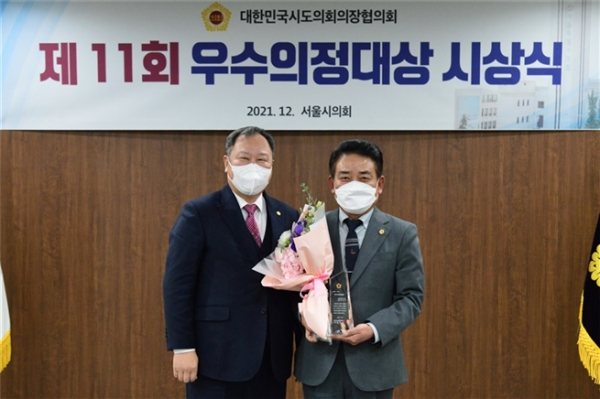 (왼쪽부터) 김인호 의장, 박상구 의원