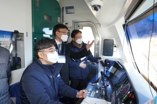 나희승 코레일 사장(가운데)이 26일 오전 도라산역 관람 전용 셔틀열차 운전실에 타고 안전점검을 하고 있다.
