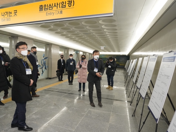 나희승 코레일 사장(왼쪽)이 26일 오전 도라산역에서 국제열차 운행에 대한 준비현황을 점검을 하고 있다.