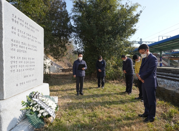 나희승 사장이 28일 오후 밀양역에 있는 故 장현호 직원 추모비를 찾아 참배하고 있다.