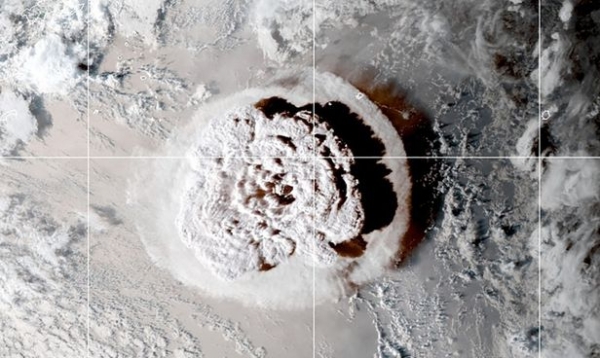 15일 인공위성에 포착된 통가 인근의 해저 화산 폭발 장면 / 미국 국립해양대기관리국