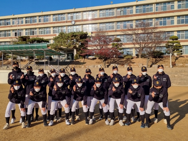 기부점퍼를 착용한 동인천중학교 야구부 기념사진