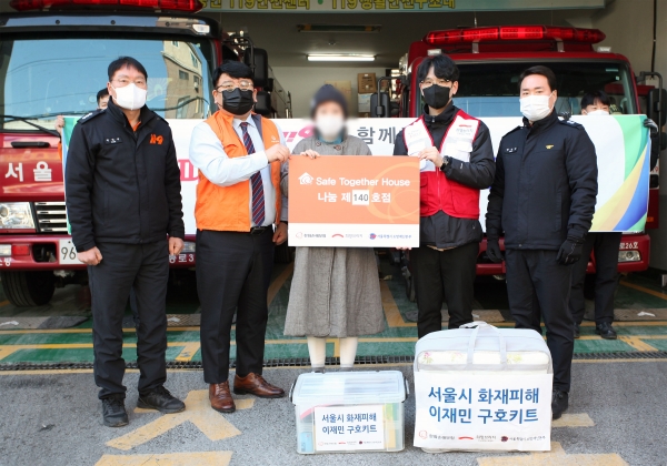 한화손해보험 서울지역본부 봉사단은 18일 오후 종로소방서 숭인119안전센터에서 불의의 화재사고를 당한 지역 주민에게 위로금과 구호세트를 전달했다.