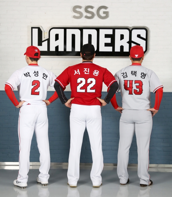 신규 유니폼 후면 - 좌측부터 홈(박성한), 원정(서진용), 인천(김택형) 유니폼