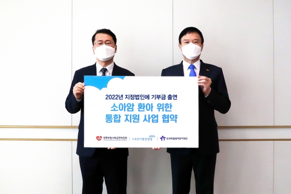 동양생명 뤄젠룽 대표이사(오른쪽)와 한국백혈병어린이재단 서선원 사무총장(왼쪽)이 지난 20일 사회공헌사업 업무 협약식을 체결하고 기념 촬영을 하고 있다.