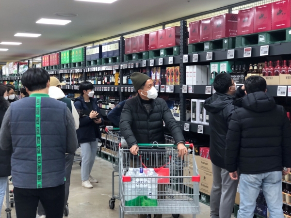 1월 22일 광주광역시 서구 치평동에 위치한 맥스 상무점 2층 와인 코너에서 고객들이 상품을 구경하는 모습