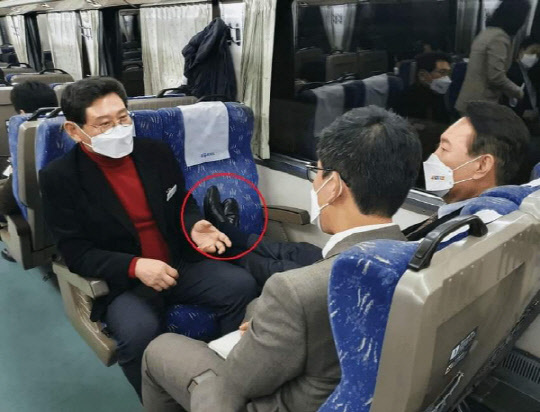 윤석열 대통령 당선자가 후보 시절인 지난 2월 12일 열차 의자 위에 구둣발을 올려놨다. / 사진=SNS