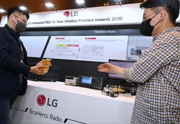 LG전자 직원이 獨 프라운호퍼 연구소와 함께 개발한 6G 테라헤르츠 안테나 모듈을 소개하고 있다.