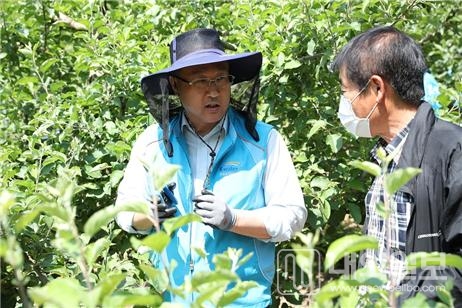 사진은 박재현 한국수자원공사 사장이 농가 일손돕기 진행 중 지역주민과 이야기를 나누고 있는 모습.