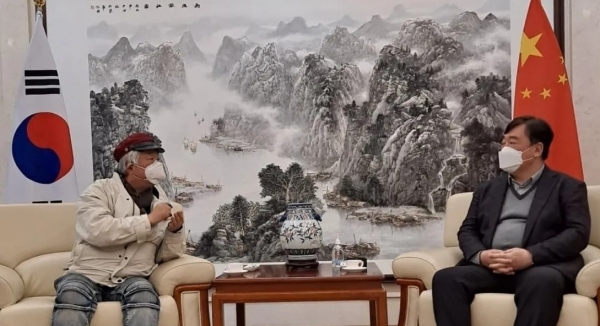 싱하이밍 중국대사와 환담하는 차홍규 한중미협 회장(왼쪽)