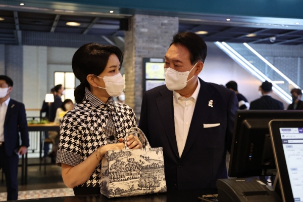 12일 오후 윤석열 대통령과 김건희 여사는 서울 메가박스 성수점에서 영화 '브로커'를 관람했다. / 대통령실