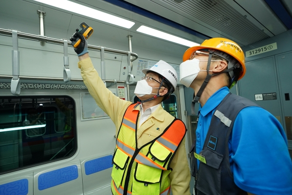 나희승 코레일 사장(사진 왼쪽)이 16일 오후 구로차량사업에서 전동열차 냉방 장치와 정비 작업 현장을 둘러보고 있다.