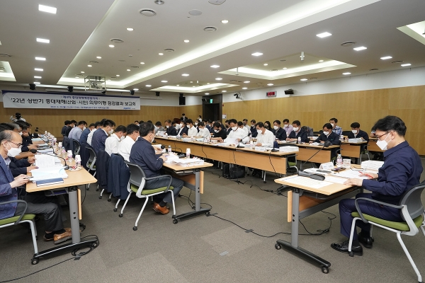나희승 코레일 사장(사진 오른쪽)이 20일 대전사옥 대회의실에서 제4차 중대재해예방협의회를 주재하고 있다.