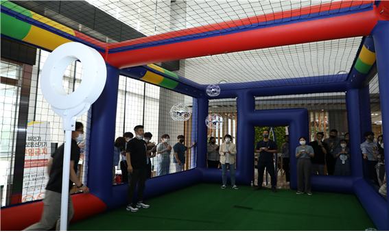 한국교통안전공단 ‘TS OPEN DAY’에서 드론 축구대회를 진행하고 있는 모습