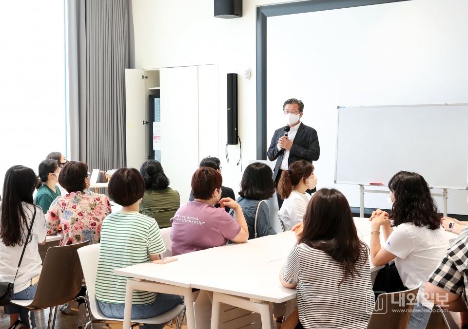 사진은 28일 대전 신세계 아트 & 사이언스에서 개최한 「2022 보육교직원 힐링 아카데미」에서 정용래 유성구청장이 인사말씀을 전하는 모습.