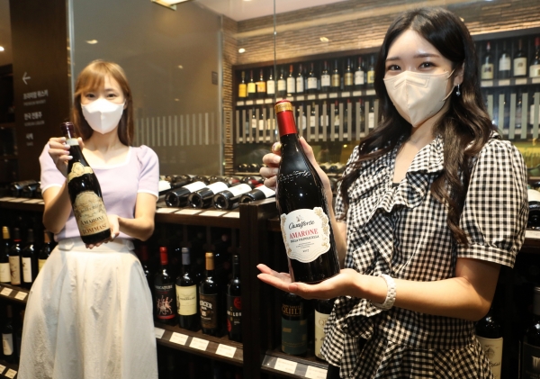 사진은 6월 28일(화) 서울 중구 소공동에 위치한 롯데백화점 본점 지하 1층 와인 매장에서 모델들이 '와인&리커 페스타' 상품을 홍보하는 모습