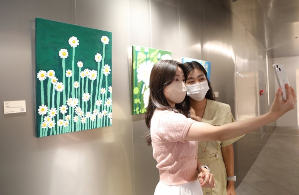 사진은 7월 13일(수) 서울 중구 소공동에 위치한 롯데백화점 본점 4층과 5층에서 고객들이 작품을 구경하는 모습