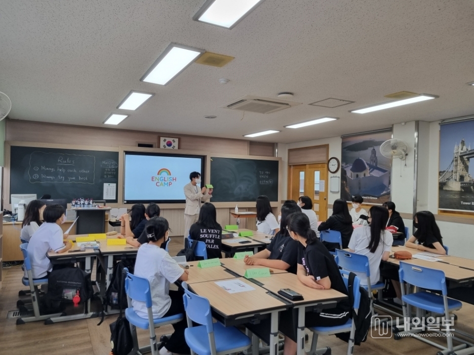 사진은 대전교육연수원-대전여자중학교 콜라보 영어캠프 운영 모습.