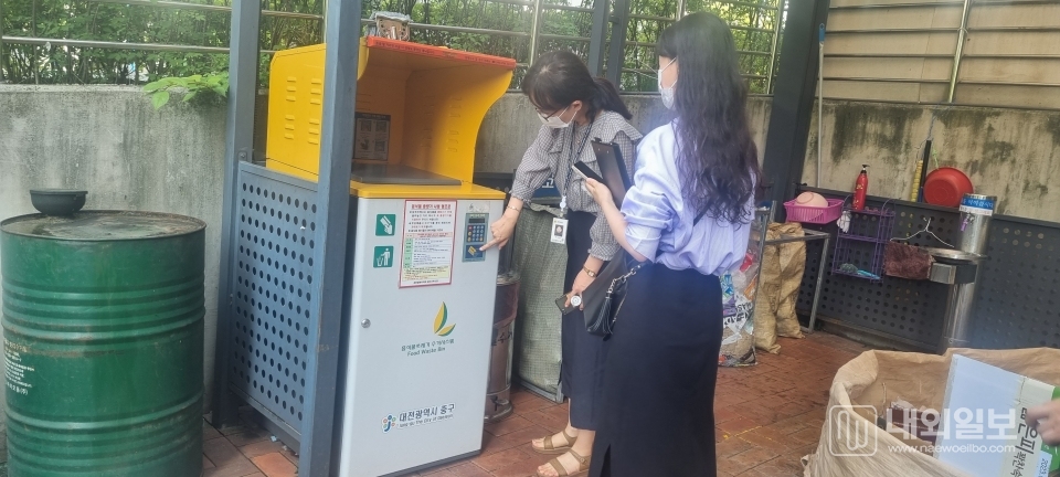 사진은 음식물쓰레기 전자태그 종량기 운영현황 점검에 나선 중구청 공무원.