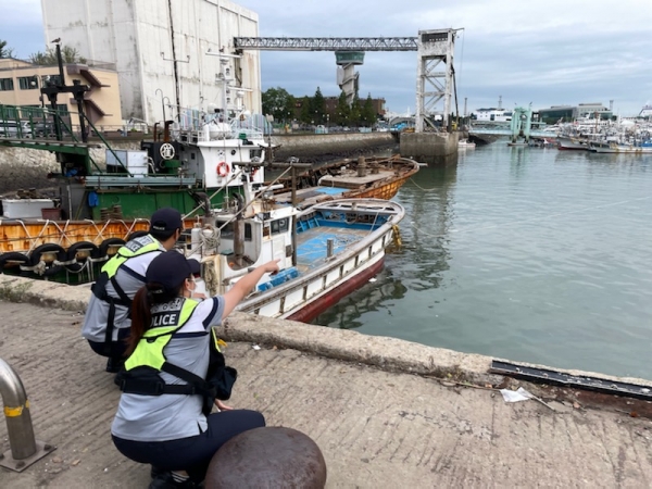 대조기를 대비하여 해양경찰관이 항포구 인근에서 선박 계류 상태를 점검하고 있다