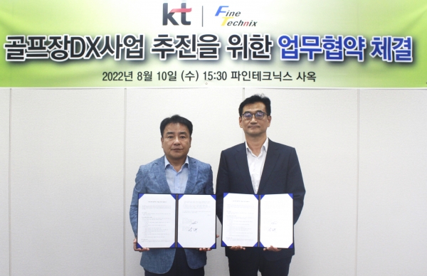 (왼쪽부터) 파인테크닉스 김근우 대표와 KT 김병균 Device사업본부장이 MOU를 마치고 기념 촬영을 하고 있는 모습
