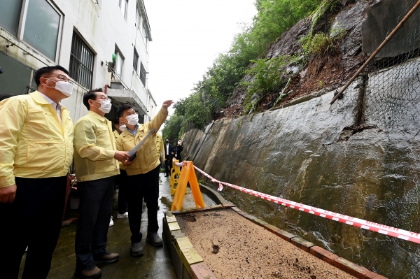 유정복 인천시장이 11일 옹벽 붕괴 우려가 있는 남동구의 한 빌라를 찾아 현장을 점검하고 있다.