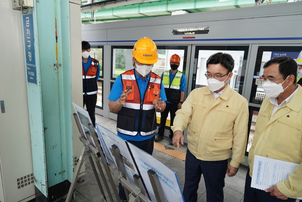 나희승 코레일 사장(사진 가운데)이 11일 오후 수도권전철 1호선 금천구청역을 방문해 상습 폭우 피해에 대한 근본 대책마련을 지시했다.