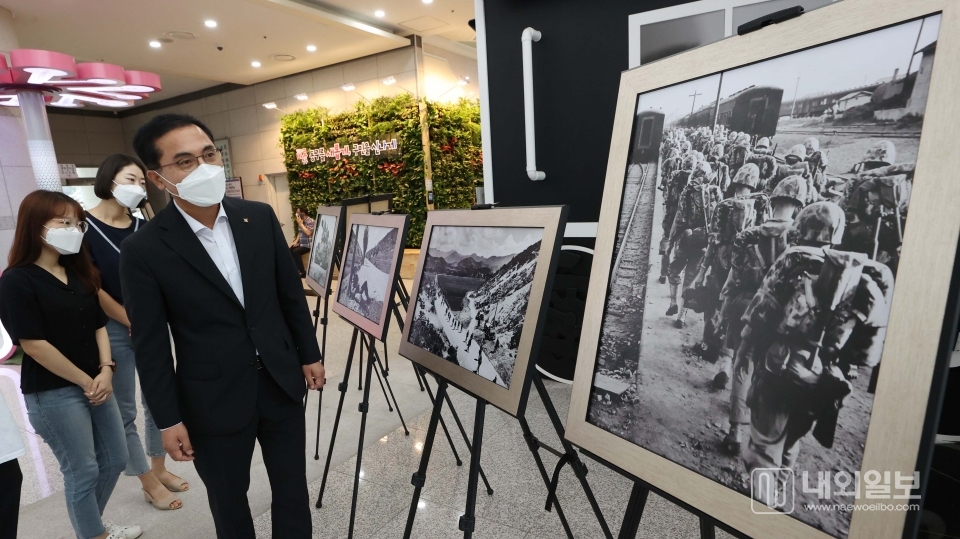 사진은 박희조 동구청장이 동구청 1층 로비에서 6‧25전쟁 특별 사진전을 관람하는 모습.