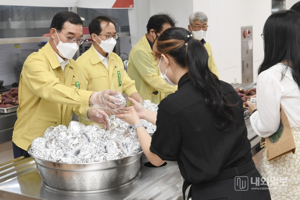 사진은 23일 전시대비 비상급식체험 훈련 중 주먹밥을 나눠주고 있는 김광신 중구청장.