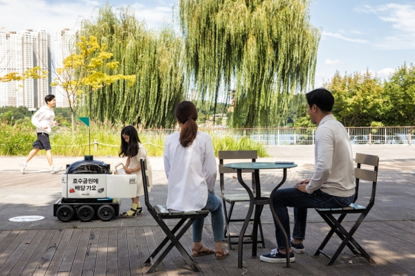 실내외 배달로봇 딜리 드라이브가 경기도 수원 광교호수공원에서 음료를 배달하고 있다.
