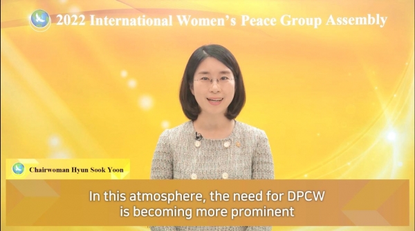 윤현숙 대표가 ‘2022 세계여성평화그룹 어셈블리’ 행사에서 총평을 하고 있다.