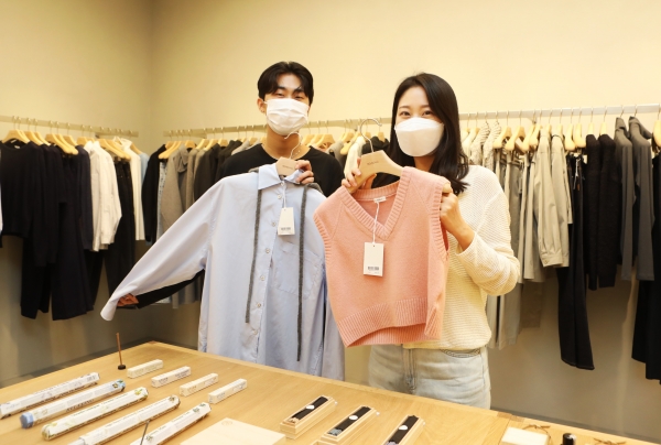 사진은 9월 20일(화) 서울 송파구에 위치한 잠실 롯데월드몰에서 모델 2명이 '모노하' 매장에서 상품을 홍보하는 모습