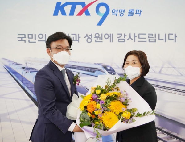 코레일이 20일 오후 서울역에서 ‘KTX 이용객 9억명 돌파 기념 이벤트’를 열었다. 나희승 코레일 사장(왼쪽)이 9억번째 고객 김다원씨(오른쪽)에게 꽃다발과 경품을 전달하며 축하인사를 하고 있다.