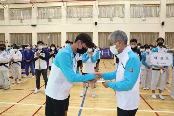 경남교육청은 21일 경남체육고등학교를 방문해 제103회 전국체육대회를 앞두고 막바지 훈련에 매진하는 학생 선수와 교직원들을 격려했다.