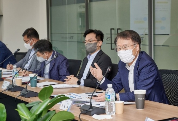 한국교통안전공단 권용복 이사장(맨 오른쪽)이 제2차 미래 모빌리티 협력위원회에 참석하여 발언하고 있다.