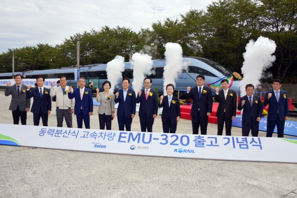 박완수 경남도지사는 27일 오전 현대로템의 공식적인 초청을 받아 현대로템 창원공장에서 개최된 동력분산식 고속차량 출고 기념식에 참석했다.