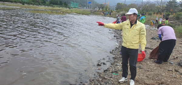 김이근 창원시의장이 3일 최근 마산만 해안 일대에서 발생한 잇따른 물고기 집단 폐사 현장을 찾아 점검하고 있다.