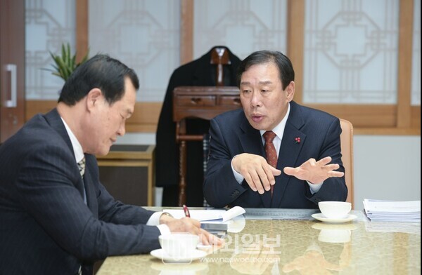 김주환 본지 본부장 질의에  최민호 세종시장이 답하고 있다.