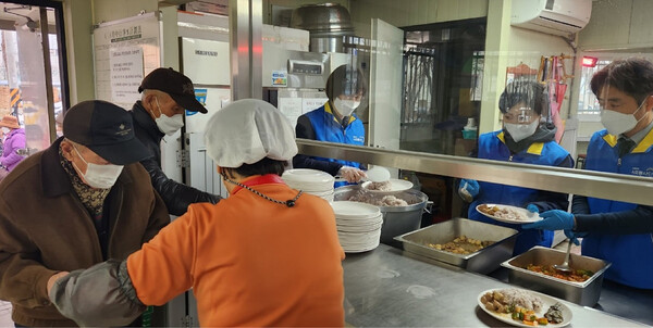 코레일 직원들이 16일 오전 대전 중구의 한 무료급식소를 찾아 어르신을 위한 봉사활동에 참여했다.