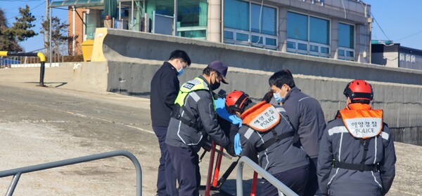 인천해경이 20일 장봉도 응급환자를 긴급이송하고 있다.