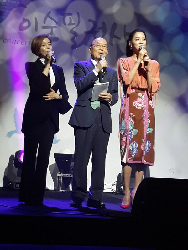 (왼쪽부터) 배우 견미리, 이봉관 회장, 배우 한고은이 '행복이란' 노래를 같이  부르고  있다.