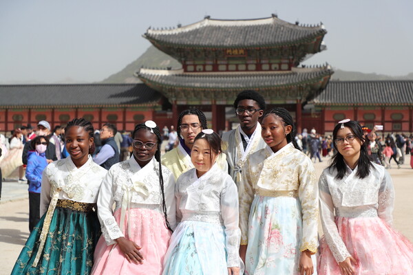 미국 데모크라시 프렙 학교 학생들이 한복을 입고 경복궁에서 사진을 찍고 있다.