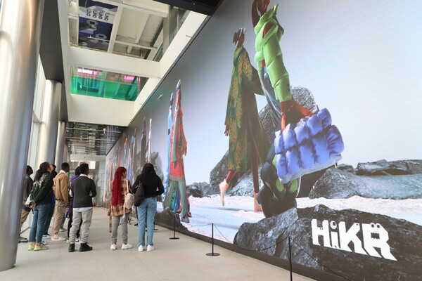 미국 데모크라시 프렙 학교 학생들이 한국관광공사 하이커그라운드 1층에서 하이커월을 관람하고 있다