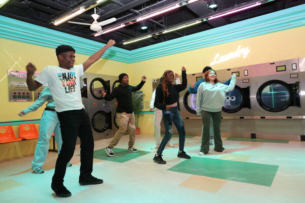 미국 데모크라시 프렙 학교 학생들이 한국관광공사 하이커그라운드 2층에서 K팝 그라운드에서 춤을 추고있다