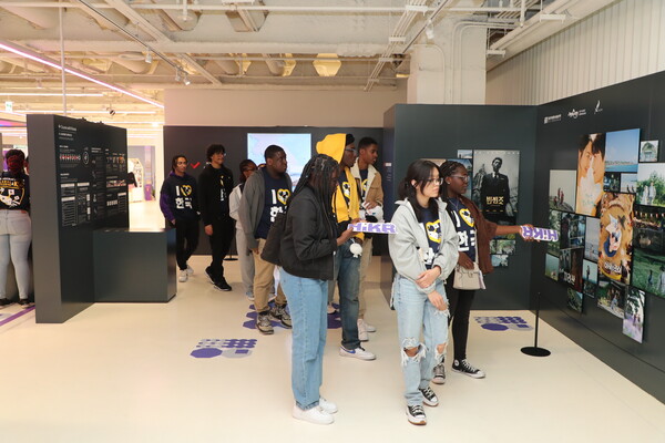 미국 데모크라시 프렙 학교 학생들이 한국관광공사 하이커그라운드를 관람하고 있다