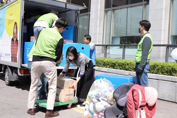 현대엔지니어링 임직원이 ‘봄맞이 물품 기증 캠페인’을 통해 모은 물품들을 전달하기 위해 옮기고 있는 모습.