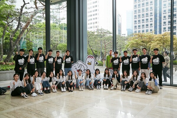 SK이노베이션 신입사원들이 20일 입사 100일을 기념해 2030 부산세계박람회 유치를 기원하는 티셔츠를 입고 기념사진을 촬영하고 있다.