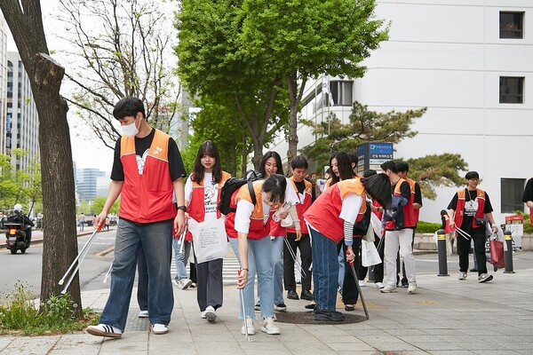 SK이노베이션 신입사원들이 20일 입사 100일을 기념해 서울 종로구 일대에서 플로깅 활동을 하고 있다.
